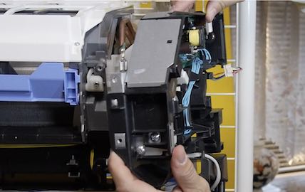 お掃除機能付きエアコンの室内制御基板の取り外し
