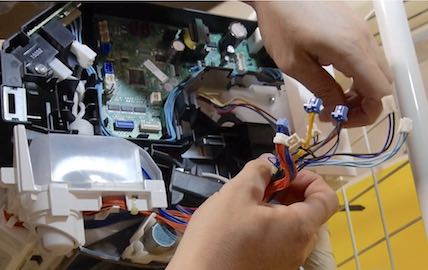 お掃除機能付きエアコンのコネクターの取り外し