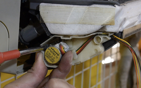 お掃除機能付きエアコンの分解